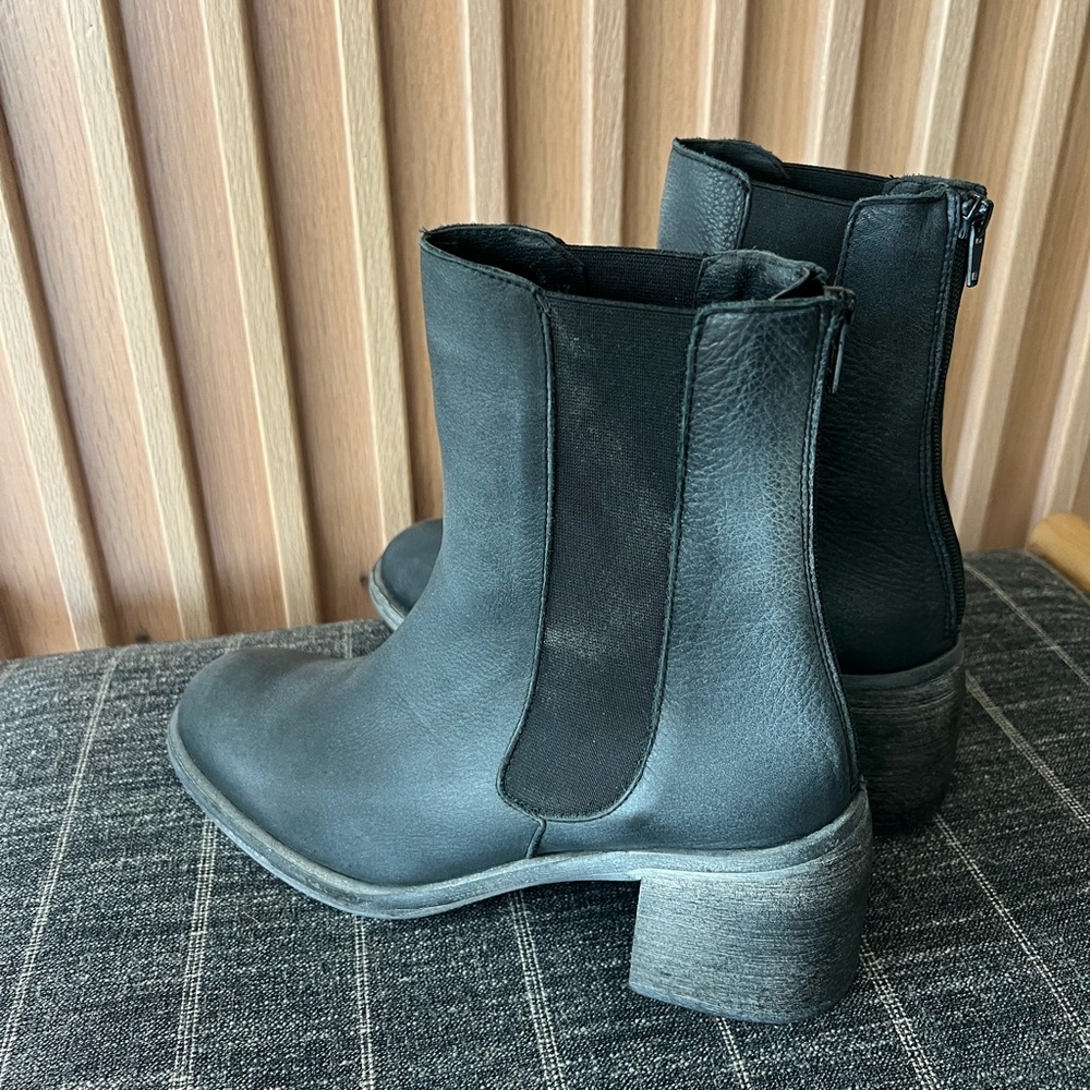 ONE AVAILABLE- NWOT Free People Black zip up ankle boots size 41 women size 10